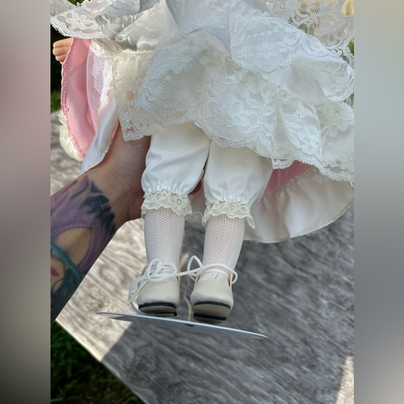 Angelina 2000 collector’s edition doll by timeless‎ treasures - Picture 6 of 6